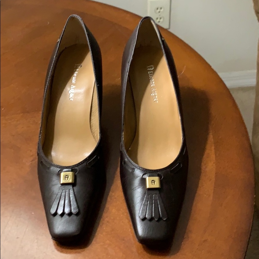 Kitten heel shoes